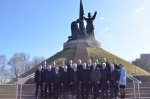 Участники выездного расширенного заседания Комитета Госдумы по аграрным вопросам в Чебоксарах возложили цветы к Монументу Славы Участники выездного расширенного заседания Комитета Госдумы по аграрным вопросам в Чебоксарах возложили цветы к Монументу Славы